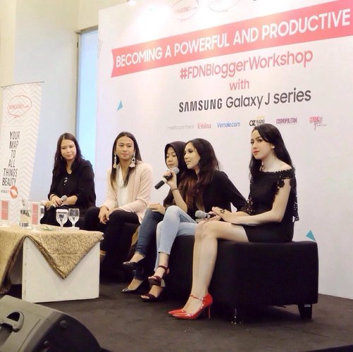 Now attending @femaledaily Blogger Workshop ✍🏻️✨ So happy to get lots of tips &amp; trick on &quot;Rise of Youtuber&quot; talkshow from these inspiring Youtuber @joviadhiguna @cheryraissa @suhaysalim Thanks for sharing! 💝
-
#FDNBloggerWorkshop 
#GalaxyJ7J5