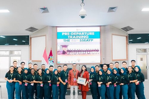 “Belajar bisa dari mana saja, kapan saja, dan dari siapa saja, terutama dari pengalaman” 🌹 Inget banget pertama kali ditawarin sebagai Pemateri sesi Self Development untuk Make Up Class & Grooming sama @randiika untuk Departure Training SSEAYP 2019 ke Jepang, I was hesistate to do it because basically I’m just a beauty enthusiast, not an expert in this field. Tapi abang ku selalu bilang untuk just be yourself dan lakuin yang biasa aku lakuin karena dia percaya sama kemampuan aku selama ini, and voila ✨ Aku bersyukur bisa sharing sama temen-temen delegasi Indonesia yang berasal dari 28 provinsi di Indonesia. Terharu dan senang banget waktu denger mereka merasa terbantu dengan insight yang aku kasih di sesi tersebut untuk glow up penampilannya, dan ngga hanya perempuan tapi juga laki-laki. There’s always a room for improvement of course, tapi bukan hanya mereka yang belajar, aku pun juga belajar gimana cara yang baik untuk berbagi ilmu yang aku punya. Indeed it’s one my memorable moment that I haven’t share in social media ❤️ Moral lesson : Never pass up any opportunity and don’t be afraid to do something new, because you never know where it could lead you. Kalau ditanya kira-kira mau lagi ngga sharing seperti ini? Jawabannya, definitely, without a doubt karena aku percaya sebaik-baiknya orang adalah yang bermanfaat untuk orang lain 😊 Ps: a big thanks to @sseaypindonesia for the chances and also my Abang for always believe in me since day 1!.....#sharingiscaring #coloredcanvasdotcom #positiveaffirmations #spreadpositivity #positivevibes #spreadlove #makeuptutorial #beautybloggerindonesia #styleblogger #fashion #beauty #makeup #clozetteid #ulzzang #fashiongram #인스타패션 #얼스타그램 #패션스타그램 #셀스타그램 #팔로우 #오오티디 #패션