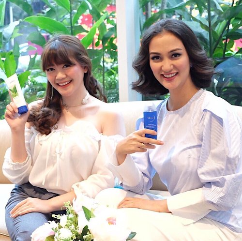 Spending this afternoon at @marcsvenus and @tabloidbintang Beauty Blogger Gathering 💙 It's such a lovely day out with my @bandungbeautyblogger and get some beauty + lifestyle tips by the one and only #MarcksVenus ambassador : @atiqahhasiholan ✨ Previously, I've been sharing my experiences of how I get a slimmer thight# on their clinic and also about the compact powder. More skincare & makeup review will be coming up on #coloredcanvasdotcom...........#bdgbbxvenuscosmetics #bintangindonesia #venuscosmetics #getbeautywithvenus #venusxbintangindonesia #selfpotrait  #clozetteid #beautyblogger #beautyenthusiast #makeupjunkie #beauty #bestoftheday #bloggerevent #beautyinfluencer #l4l #ulzaang #likeforlike #photooftheday #beauty #makeup #fashion #asiangirl #instastyle #beautyjunkie #얼짱 #일상 #데일리룩 #셀스타그램 #셀카