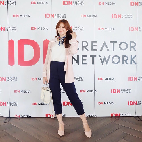 #throwingback to @idn.creatornetwork roadshow gathering in Bandung 💗 It's surely one of my most memorable moment so far, cause I have a chance to gather with all these creative yet inspiring creators ✨ Well, as you may know, I'm originally not a Bandung citizen but already stay here for a quite long time. And I'm proudly say that it was the best decision I've made, because this city continuously makes me fall in love day by day. The food, ambiance, people, scenery, culture, everything. I've experiences and learnt so much things in here which I truly grateful for that. So it's kinda sad to counting the days for me to leave this city, soon as I finished my study 🌃🏞 Well people might go, but memories will stay forever. Gotta keep the journey in my heart and will always proud to call myself as a part of @bandungbeautyblogger 🙇🏻‍♀️........#clozetteid #ootd #ulzzang #ootdasian #fashion #beauty #makeup #whatiwore #stylehaul #instafashion #lookbookindonesia #tampilcantik #fashioninspiration #beautybloggerindonesia #selfpotrait #fashiongram #stylediaries #beautybloggers #indonesiabeautyblogger #makeupaddict #fashionpeople #fashionvibes #beautyinfluencer #얼짱 #일상 #데일리룩 #셀스타그램 #셀카