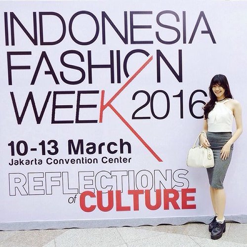 Attending Day 3 of #IFW2016 @indonesiafashionweekofficial &quot;Reflection of Culture&quot; 👣👠👘✨ .
.
#IndonesiaFashionWeek #IndonesiaFashionWeek2016 #FashionWeek #FashionShow #Runway #Indonesia #ClozetteID