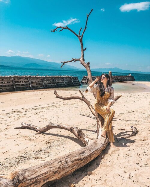 Sky above, sand below, peace within 🌴💗 In the need to go to beach, feel the breeze, and soaking in the serinity 🌊.....#summer #nature #travel #placetogo #travel #hellonusantara #traveldestination #summerstyle #polewalimandar #wonderfulindonesia  #인스타패션 #얼스타그램 #패션스타그램 #셀스타그램 #팔로우 #오오티디 #패션 #데일리 #일 #styleblogger #whatiwore #fashion #clozetteid #ulzzang #summerstyle