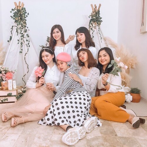 How’s your quarantine days? 💗 For me, one thing that I miss the most from home quarantine is definitely attending event. Missing all the fun ambiance while working, explore about new brand / products, and of course socialise and chit chat with my girls. #tb This one is from the latest event Bobo Cantik with @quesellaofficial - Galactomyces Treatment Essence Event Launching ✨ The essence contains Pitera & Niacinamide for their ingredients that helps to fade our acne scar and dark spot, rejuvenating skin, anti aging, and also gives brightening effect. Since I’ve got the product, I’ve been added it to my list for skincare routine and my skin now couldn’t be more happier! So, what’s that activity you really miss doing during this quarantine? Don’t forget stay home and stay safe everyone~ We are all in this together 🌸.....#bobocantik #quesella #quesellaessence #galactomycesessence #beauty #skincare #makeup  #beautybloggerindonesia #asianblogger #beautyreview #bloggerevent #beautyinfluencer #beautyenthusiast #beautytips #clozetteid #skincarejunkie #beautyreview #얼짱 #일상 #데일리룩 #셀스타그램 #셀카