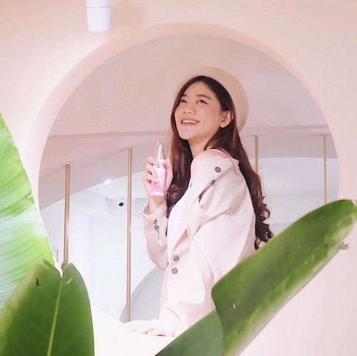 You can never have too many fragrance products! 🧚🏻‍♀️ Introducing to you my energy boost for this first week of January : #TitixAltheaKorea Stay Fresh Body Sparkling Mist~ This body mist is the first ever @altheakorea celebrity collaboration and they choose our Indonesian Celebrity @titi_kamall to create something that represent her enthusiasm of beauty and passion. And voila, this is the result ✨ As we can see from the packaging, it really gives feminine vibe and has an addictively sweet scented that made from Orange, Peach, and Rose 🍊🍑🌹 The fragrance itself maybe smell quite overpower at first, but believe me just wait a lil bit longer and you’ll smell a nice floral-fruity scent from it. Nowadays I always bring this baby in my bag to keep myself stay fresh all day! Gonna make some detailed review soon on #coloredcanvasdotcom and if you’re wondering how nice the smell is, now you can purchase it on #AltheaKorea because they’re finally back to make shipping to Indonesia! You can visit in.althea.kr or download Althea Apps, happy shopping! 🇲🇨
.
.
.
.
.
.
.
#altheaangels #featuredonalthea #altheaindonesia #bodymist #kbeauty #ulzzang #clozetteid #beautyenthusiast #asianblogger #beautytips #beautyreview #beautyguru #makeup #skincare #skincareaddict  #beautyjunkie #makeupaddict  #makeupjunkie #beautyinfluencer #influencer #beautycommunity #얼짱 #일상 #데일리룩 #셀스타그램 #셀카