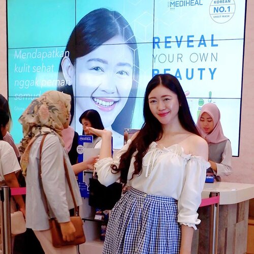 Definisi kulit Shining, Shimmering, Splendid 🎶✨👸🏻 Can you so that glow? All thanks to @mediheal_idn sheet mask that do the magic! 😆 Jadi beberapa waktu lalu aku dateng ke @sociolla store di Lippo Mall Puri dan melakukan skin check untuk tau varian Mediheal mana yang paling tepat untuk kulitku. Thankfully, kadar moisture dan oil ku balance tapi butuh healing acne & inflammation di beberapa area wajah, akhirnya aku coba varian Tea Tree  Care Solution Essential Mask EX and loving the result afterwards~ 
The essence is not sticky at all and I can feel my skin become so smooth, plump, and refreshed. Yes, produk ini bisa ngebantu untuk mengurangi redness di wajahku dan jerawat yang baru muncul langsung matang keesokan harinya. Let’s see apakah bisa mengurangi noda jerawat setelah beberapa kali pemakaian 💖 Anyway, since I love this product, kira-kira pada tertarik ngga kalo aku bikin giveaway masker Mediheal? 😗 
And last but not least, thank you @sociolla for Mediheal Beauty Experience “Reveal Your Own Beauty” and gonna give a big shoutout to @sweet.escape for capturing my glow moment on that big screen! ✨
.
.
.
.
.
#RealMeRealSkin #Mediheal #MedihealIndonesia #GhinaMiniReview #beauty #skincare #makeup  #beautybloggerindonesia #beautyinfluencer #beautyenthusiast #beautytips #clozetteid #skincarejunkie #beautyreview #얼짱 #일상 #데일리룩 #셀스타그램 #셀카