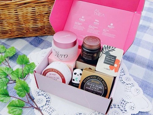 Oh, look! What's on my mail today? 👀 My @altheakr pink beauty box all the way from Korea is finally here! 🛍 So let's see what i've got : - Banila Co Clean It Zero Cleansing Balm (Pink) - Tony Moly Panda's Dream Brightening Eye Base- Innisfree Super Volcanic Pore Clay Mask- Petitfee Black Pearl &amp; Gold Hydrogel Eye Patch- And i also get free sample! Gem Miracle Black Pearl O2 Bubble Mask Thankyou so much #AltheaID for being an user friendly website with tons of authentic and afforadble Korean Beauty Products! Can't wait to try it all and catch my review soon on www.colored-canvas.com ✨ #ClozetteID #Althea #AltheaKorea