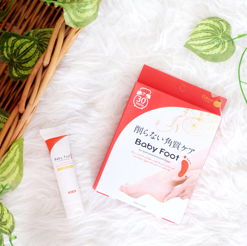 {slide if you're struggle to get rid of rough, dry & cracky feet! 👣}
Hello! As I mention before, I just finished trying @babyfootid to help me peel of the dead skin and make my skin smoothen and soft like a baby feet. I received two products from @beautyjournal : Baby Foot Easy Pack & Baby Foot Smoothing Gel. The post is already up on www.colored-canvas.com but let me summed up in this post incase you missed it 😉
_
#babyfootid is a Japanese products that commonly know as an effective product to moisturize our foot and lift dead skin cells with 17 natural ingredients from fruits extract. All we have to do is wear the plastics mask socks from Baby Foot Easy Pack, leaves for 30 minutes, and wait for 3-7 days for the peeling process. And I also using Baby Foot Smoothing Gel to keep it smooth and moist. Easy right? 🙋🏻 Oh! Actually the peeling process might be different for each person. It takes me around 15 days for it to completely exfoliated and reborn.  But the best part about this products is they're completely painless during the peeling process and I bet you must be satisfied with the result! You can see how this products works for me from several photos below 👌🏻✨
_
And yes, I'm proudly announce to you that @babyfootid is finally here in Indonesia. You can purchase them in the most complete beauty destination : @sociolla 💗 As always, you can get IDR 50.000 off once you put my code : SBNLAGAW. So from now, say good bye to dried & cracked skin 👋🏻 and welcome baby skin feet 👶🏻
.
.
.
.
.
.
.
.
.
@beautyjournal @sociolla #beautyjournal #sociolla #babyfoot #babyfootid  #sociollablogger #beautyblogger #beauty #ilovemakeup #makeup #thegirlgang #beautyenthusiast #beautytips #clozetteid #makeuplover #skincare #beautyaddict #beautyjunkie #makeupaddict  #makeupjunkie #bestoftheday #l4l #likeforlike #beautyinfluencer #beautycommunity #얼짱 #일상 #데일리룩 #셀스타그램 #셀카 #headtotoe