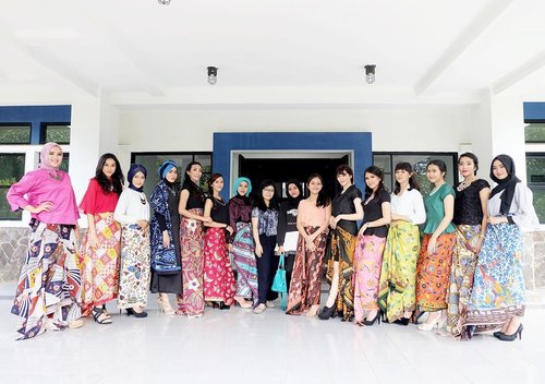 Throwing back to the moment when I met these beautiful ladies and proudly presenting our national heritage. Batik pattern was made from different regions throughout Indonesia which consist of various culture and traditions. Batik was known as a unique pattern of textile and each pattern as it own characteristics. It's old but gold. And of course not only Batik, the fact that Indonesia has more than 300 ethnic groups makes our country rich of cultural heritage. So, we as the younger generation, it always be our duty to preserve the cultural identity. Happy 72nd independence day to my dearest country, Indonesia 🇲🇨✨
_
Throwing back to the moment when me and these beautiful ladies proudly presenting our national heritage on Parade Batik Unpad Geulis event. Batik pattern was made from different regions throughout Indonesia which consist of various culture and traditions. Batik was known as a unique pattern of textile and each pattern as it own characteristics. And of course not only Batik, the fact that Indonesia has more than 300 ethnic groups makes our country rich of cultural heritage. So, we as the younger generation, it's our duty to preserve the cultural identity. Happy independence day to my dearest country, Indonesia 🇲🇨✨
_
#indonesia #independenceday #happyindependencedayindonesia #merdeka #merdekaindonesia #pancasila #merahputih #republikindonesia #fashionshow #runway #17agustus #banggaindonesia #batik #culturalheritage #liveauthentic #clozetteid