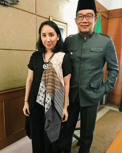 I am so happy to have the opportunity to hear his vision and to be able to have this photo taken with Mr. @ridwankamil (Governor of West Java  provinces). Supporting you all the way!

#speechless #clozetteid #ridwankamil