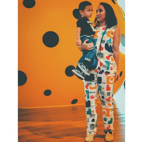 His first trip to @museummacan to see @yayoikusamas art exhibition. Today is the last day to see the beautiful installation, and i am so grateful to be able to bring him to see her work. Lucky me when i renew my membership card they still got the Yayoi Kusama’s card design, so i got the coolest membership card ever. I also love my outfit today by @callathelabel it suits every background in the museum! The print and fabrication is flawless 🌈 brings the inner child in me for sure. 📷: @indra613 #macansociety #macansocietypioneer #yayoikusama #yayoikusamamuseum #clozetteid