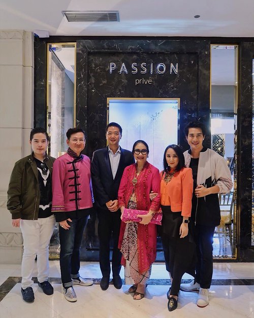 All smiles at @passionprive event held in @plaza_indonesia. Congratulation on the beautiful jewelry store, we had a splendid time at the event, it was filled with beautiful and successful woman and surrounded by many variety of amazing jewelries
.
I would like to say thank you to Mrs. @airyntanu and Mrs. @yudhiharijono for inviting us, the event was spectacular and intimate. Last but not least, thank you @pierrepng for being so kind and humble to us, i am a huge fan of CRA, and i adore Astrid and Michael scene and i think a lot of people can relate to that situation, you capture the emotion of your character perfectly
.
#passionprive #jewelry #crazyrichasians #clozetteid