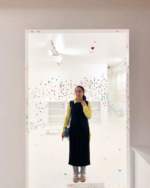 Suppose I put polka dots all over my body and then cover my background completely with polka dots. The polka dots on my body, merging with those in the background, create an optically strange scene - Yayoi Kusama 
#yayoikusama #museummacan #kusamaxmacan #clozetteid