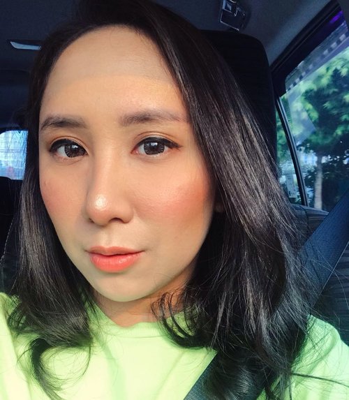 .Apart from my puffy eyes and other flaws, can i just share my appreciation of my nose tip Highlighter! I mean damn, that nose is LIT!.Highlighter using @maccosmetics(HYPER REAL GLOW-Gold Coasting).#BUTFIRST #Letmetakeaselfie #clozetteid #maccosmetics
