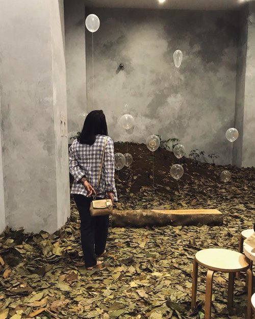 All the things you find in this room it is either made or pieces from rubber plantation (Pohon Karet) - except for the ballons (duh)this room smells like tea.#museummacan #clozetteid #pohonkaret