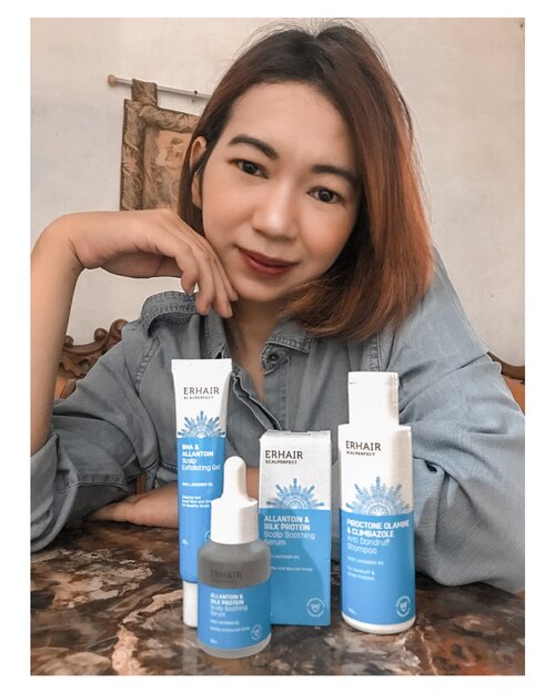 Bye2 rambut ketombe ~ 

Punya permasalahan rambut berketombe ataupun seborrhoic kadang bikin ga nyaman bahkan bisa bikin kita ga percaya diri, tapi jangan khawatir aku rekomendasiin @erhair_official scalperfect series, pemakaiannya mudah dan cukup dipakai 2-3x seminggu untuk hasil yang optimal.

ERHAIR SCALPERFECT BHA & ALLANTOIN Sclap Exfoliating Gel
Erhair punya produk exfoliasi khusus untuk rambut yang berfungsi untuk mengurangi minyak berlebih di kulit kepala tanpa iritasi, ketombe, residu hair spray, hair gel ataupun produk hair styling lainnya. Exfoliating gel ini mudah digunakan, cukup ambil produk sebesar koin lalu aplikasikan pada rambut sebelum keramas selama 5 menit lalu dilanjutkan keramas dan hair serum. 
Erhair exfoliating gel ini memiliki kandungan bha yang berfungsi untuk membersihkan kulit kepala dari minyak dan kotoran lainnya tanpa membuat kulit kepala kita iritasi. Selain itu, allantoin pada exfoliating gel ini berfungsi untuk meredakan gatal dan juga membuat calming iritasi yang terdapat di kulit kepala. Kalian ga usah khawatir karena produk erhair scalperfect ini sangat aman digunakan untuk kulit kepala yang sensitive sekalipun.

ERHAIR SCALPERFECT PIROCTONE OLAMINE & CLIMBAZOLE Anti dandruft shampoo 
Shampo dengan ingredient  dual poten anti-dandruff actives Piroctone Olamine & Climbazole yang bekerja secara bersamaan untuk mengatasi ketombe dan seborrhoic. Kandungan  lavender oil, green tea extract dan juga aloe vera pada erhair shampoo berfungsi untuk mengurangi minyak berlebih pada kulit kepala, meredakan gatal, memberikan rasa relax, dan juga menghaluskan rambut. Untuk pemakaian shampoo ini sama seperti shampoo pada umumnya yaitu ambil secukupnya lalu busakan lalu gosok perlahan pada kulit kepala, cukup diamkan selama satu menit ya guys lalu bilas deh. 

ERHAIR SCALPERFECT ALLANTOIN & SILK PROTEIN Scalp Soothing Serum 
Serum ini memiliki texture yang watery jadi penyerapannya cepat sekali. Pemakaian serum ini juga sangat mudah, cukup diaplikasikan 1-2 pipet di kulit kepala yang terasa gatal ataupun iritasi lalu pijat secara lembut sampai serum meresap tanpa harus dibilas.