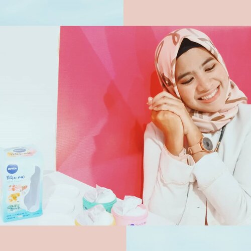 Memulai hari baru dengan semangat yang baik dan senantiasa bersyukur ya Sobat.Pada postingan ini,Abel mau Review produk NIVEA Soft MixMe nih ke kalian semuaPertama, Packaging Nivea Soft MixMe ini dalam kemasan jar ukuran mini berukuran 50ml yang menurutku praktis banget dibawa kemana saja, dimasukin tas bisa, masukin ke kantong celana bisa, pokoknya traveling friendly banget deh.Kedua, kandungan dari NIVEA Soft MixMe yaitu mengandung vitamin E dan jojoba oil yang menutrisi kulit, juga ringan dan mudah menyerap ke kulit jadi aman digunakan untuk sehari-hari. Biasanya aku sering gunakan sebagai moisturizer untuk tangan dan leher, karena ini mengandung fragrance bikin segar dan percaya diri. Dan istimewanya lagi Nivea Soft MixMe ini teksturnya lembut dan  tidak lengket, pokoknya ❤️ banget.Ketiga, MIX THE FUNformula dari Nivea Soft MixMe ini unik banget, dari 3 Sensasi Keharuman Cream ini bisa menghasilkan lebih dari 25 variasi keharuman. Sehingga kita bisa mengkreasikan keharuman Nivea Soft MixMe ini sesuai dengan suasana hati loh, nah kalau Suasana hati Abel hari ini lagi penuh energy nih, sehingga Abel pilih My Sassy Mix dengan mix 3 colek Berry Charming (jar warna pink), 3 colek Chilled Oasis (jar warna hijau), dan 3 colek Happy Exotic (jar warna kuning) dan kini Abel siap jadi pemberani sepanjang hari dan penuh percaya diri.Kalau suasana hati kalian hari ini gimana nih?Boleh komen di bawah ya, Mix favourite kalian apa nih?NIVEA Soft Mix Me ini bisa di beli di Supermarket, Modern Pharmacy, dan toko terdekat selain Mini Market 👍Kalau Abel langganan di @dandankustore karena awal bulan gini suka banyak promo👏#MixMeClub#TapTapSwipe@Nivea_id#ClozetteID #review #reviews #reviewer #NiveaID #niveasoft #niveamixme