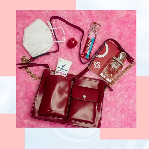 What’s in my Bag 👜

Bicara soal isi dalam tas, di postingan kali ini Abel mau sharing sama kalian isi tas Abel.

Kalau kalian lihat di story Abel, di look outfit of the day nuansa warna merah, abel mix and match dengan tas berwarna merah juga.

Dan karena ini hari Senin, yang merupakan awal hari dalam 1 minggu, pengen share postingan what’s in my bag dengan sentuhan warna merah yang secara psikologi warna merah melambangkan keberanian, kekuatan dan energi kegembiraan.

Cocok banget kan sama Senin Semangat hari ini gaes 💪

Nah kalau isi Tas Abel di postingan ini ada Masker 😷 yang harus selalu ada di dalam Tas apalagi di Era New Normal seperti saat ini, tender care  supaya bibir tetap lembab kan, buku notes 📔kecil yang siap merangkum berbagai catatan kecil yang pengen Abel tulis, cokelat 🍫 yang bikin mood selalu tetap stay On, parfum dan pastinya harus selalu ada Deodorant kesukaan @rexona_id

Share dong, What’s in my bag versi kalian ? Yuk komen di kolom komentar di bawah ini ya.
.
.
.
.
.
.
#MyBag
#Whatismybag
#Clozetteambassador 
#Clozetteindonesia 
#ClozetteID
#Clozettestar 
#Clozetteidreview 
#Clozetteco