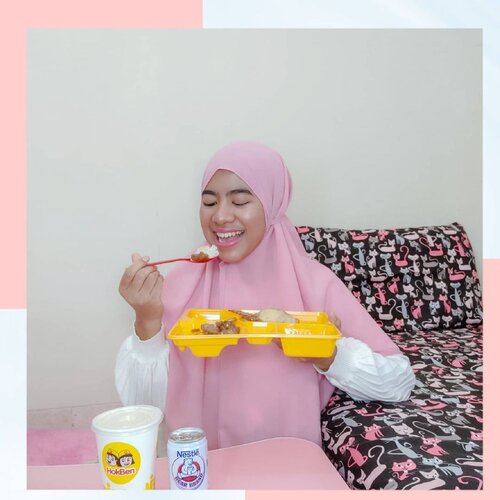 Udah pada siapin makanan untuk Sahur nanti belum nih?Abel mau kasih kabar baik nih buat kalian semua, ada menu Paket Bundling Spesial Ramadhan Bear Brand di Chopstix, Gokana Ramen & Teppan, Burger King dan Hokben di outlet-outlet pilihan via Go Food.Menurutku dengan adanya paket Bundling Spesial Ramadhan ini ngebantu banget, selain praktis bisa diorder via GoFood, soal harga jadi lebih hemat.Dan ini salah satu momen Sahur Abel bersama Menu Hokben pilihan Abel yaitu Promo Bento Special 1, ada tambahan segelas Lemon Tea dan Spesialnya lagi ada tambahan 1 kaleng Bear Brand.Kalian pasti tau, kalau Abel rutin banget minum Bear Brand, apalagi saat bulan Ramadhan ini, 1 kaleng susu Bear Brand saat Sahur bikin energi jadi semangat terus, Puasa lancar asupan nutrisi tubuh juga terpenuhi.Kalian cerita juga dong menu Sahur kalian, tulis di kolom komentar di bawah ini ya 🤗...@bearbrand_id#1kalengsaatsahurmoment #1KalengSaatSahurMoment#ClozetteID