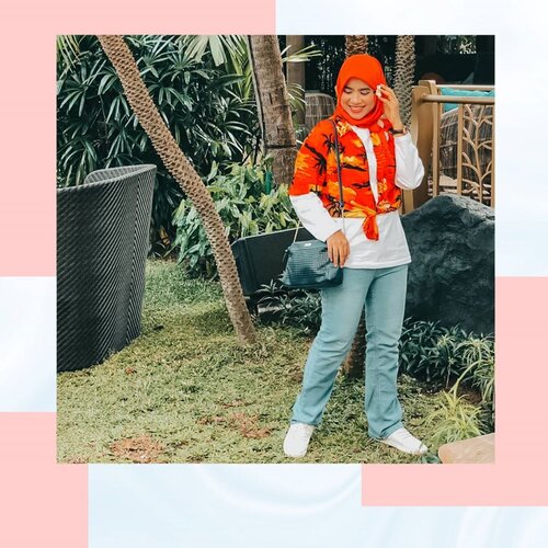 Outfit Nuansa Bali VibesHai, Sahabat Abel udah sore aja nih, sore begini lagi pada sibuk apa nih kalian?Hari ini Abel lagi WFH nih, dan karena udah jam 4 sore jam kantor udah usai, tadi sempet scrolling-scrolling Instagram, lihat beberapa temen ada yang upload Throwback saat mereka ke pantai sampai cek Instagramnya mentorku kak @karinabasrewan yang kemarin baru aja liburan ke Bali.Dan setelah scrolling instagram jadi pengen upload outfit Abel dengan nuansa ala Bali Vibes kaya gini nih 😃😁, Abel tambahin aksen jepitan bunga melati di hijab, biar berasa gitu lagi di Bali 😆😁😃Oh ya di postingan ini Abel share 2 foto dengan outift yang sama, tapi dengan look yang berbeda, yang satu look lagi berdiri dan yang satu lagi duduk santai di bawah pohon ⛱️Menurut kalian look outfit Abel di foto ini gimana? Boleh banget kasih masukan atau kasih Ide untuk mix and match outfit nuansa Bali vibes berikutnya💕Share di kolom komentar di bawah 👇ini ya Sobat 🤗.....===========================@ATVCreative.asia@jakartamodelsacademy@guess@MacCosmeticsid@Tabloidbintang@KarinaBasrewan@ayparla#ANAKKOMPLEKTV#ATVCreativeAsia#ATVBeautyIcon#JMAfromhome#MACCosmeticsID#JakartaModelsAcademy#clozettestar #ClozetteID #Clozetteambassador #ootdbali===========================