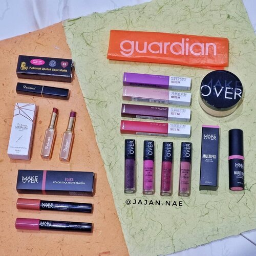 Fyuuh akhirnya bisa unboxing juga nih belanjaan dari @guardian_id😅.Gw langsung gerilya hari pertama pas tau ada diskon, alasan klasiknya mau beli obat buat demam dan batuk 😀 Jadi pakai jaket gw langsung berangkat ke Mall.. Awalnya cuma mau beli produk makeup yang baru keluar buat di-review, dan karena penasaran mau nyoba, jadi beli secukupnya ajah.. Tapi karena diskonnya diperpanjang, gw tergoda buat balik lagi tadi buat nge-stock koleksi favorit gw hahaha, soalnya yang di rumah udah mau habis.. 🙃 Jadilah pas dikumpulin banyak juga yaak? 🎉.Terimakasih @guardian_id atas diskonnya, sering-sering diadain yaah hehehe.. Pas banget buat bahan review konten posting instagram niiih hehehe 💄 Swipe aja kalau mau lihat kondisi toko pas hari pertama (masih belum ramai banget, gak lama langsung penuh sesak haha), dan video story aku hehehe.. 💕.....#GuardianBeautyDays #GuardianShoppingFrenzy #RacunMakeup #pkubeautyblogger #beautybloggerpku #belanjacantik #belanjapekanbaru #jajanmakeup #jajancantik #shoppinghaul #clozetteid