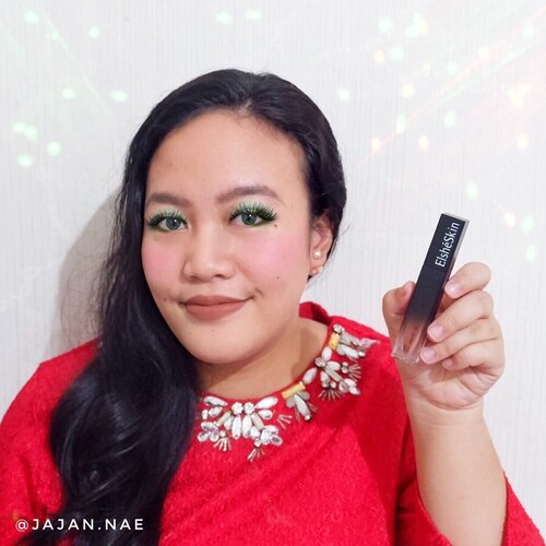 Hai cantik💋 Jadi aku bawa racun  baru dari @elshe.beauty yeay! Lip cream cantik ini merupakan brand terbaru dari @elsheskin lho, pastinya kualitasnya gak perlu diragukan nih!.Aku pakai shade DASHWOOD 😄Biasanya aku suka lipstick yang warnanya bold, tapi entah kenapa aku tertarik sama warna ini. Dia tuh nude tapi terkesan edgy, keren ternyata hasilnya, suka banget! Hint warnanya netral ke arah cool undertones..Teksturnya nyaman padahal matte, pigmented juga lho. Jadi mau koleksi warna lainnya nih hihi.. Kalian langsung swipe aja photonya buat melihat lebih jelas aplikasinya di bibirku, serta bentuk aplikatornya. Kemasannya elegan, mudah dioles di bibir juga 💄.Menurutku, lip cream itu menunjang kita tampil cantik, kadang keluar rumah pakai lipen ajah udah waoww! Warna unik di DASHWOOD ini juga membuat aku bereksperimen makeup keluar zona nyaman. Jadi makin kreatif nyoba style makeup baru hihi 💕.@elshe.beauty #BeautyByElsheskin #mybeautymyrules....#elsheskin #elshebeauty #bloggerpekanbaru #pkubeautyblogger #beautybloggerpekanbaru #clozetteID #BloggerPerempuan #charisceleb #lipstickswatch #lipswatch #lipstickreview