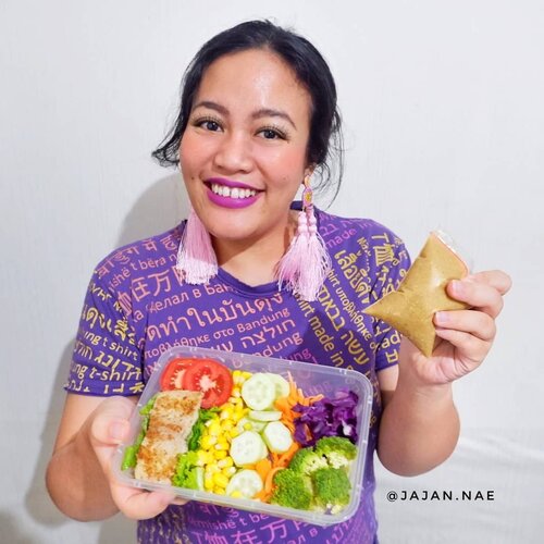 Gw baru dapat kiriman salad sehat yang rendah lemak, garam, dan tanpa MSG. Dilengkapi dengan saus gurih yaitu yoghurt sesame dressing dan sayuran hidroponik yang segar🥗
.
Bukan mayo ya dressingnya, karena mayonaise itu biasanya 300kalori dlm ukuran 50ml😨 kalo ini cuma 28kalori 50ml nya.. Tenang, rasanya tetap okeeh!
.
Ada 3 pilihan protein, telur, ayam dan ikan dori 😁 yang kupilih ikan dori: 118 kalori seporsi.. Rasanya segar gitu, soalnya saosnya pun teksturnya ringan 🎉 Kamu penasaran nyoba ga? Ayoo buruan mampir ke @saladfactory_ 💕
.
.
.
.
.
#tastespotting #eatguide #jajanan #makanenak #kulinerpku #kulinerpekanbaru #pkulaper #pkueatlovers #pkulezat #dealpku #pkukuliner #jajananpku #kulinerindonesia #pekanbarukuliner #healthyfood #pescatarian #ikandori #salad #vegetables #greeneating #pkubeautyblogger #beautybloggerpku #clozetteid