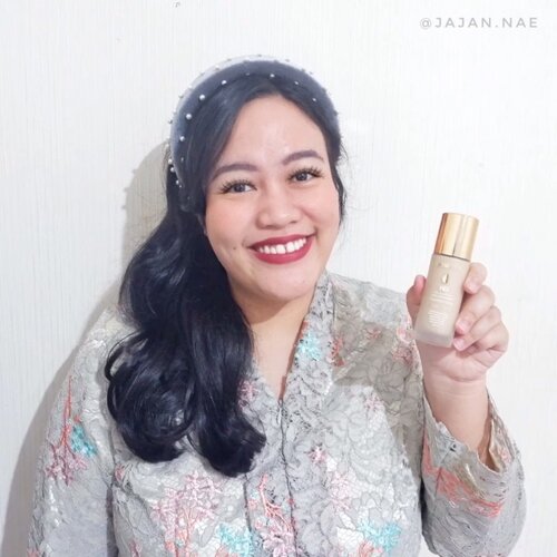 Hai cantik, make up looks kali ini aku akan pakai foundation, beauty blender, dan lip coat dari LUMECOLORS 😍Tonton videonya ya biar tahu bagaimana aplikasi makeup ini di wajahku, bakal kukasih lihat juga before afternya. Intinya aku suka banget @houseoflume karena kesannya elegan dan mahal. Pilihan warnanya cantik dan nyaman dipakai 💕1. HD Full Coverage Ultra Lightweight Foundation Light - sesuai namanya teksturnya ringan di wajah, warna juga mudah nge-set dan membaur dengan skintone asli aku. Noda di wajah lumayan tercover nih padahal gak pakai concealer.2.Beauty Blender / Beauty Sponge Make Up - spongenya enak dipakai buat ngeblend3.Velvet Lip & Cheek Mousse Spicy Coral - buat team praktis pasti suka sama ini. Bisa jadi blush on dan eyeshadow lho, warna orangenya juga fresh 🍊4.Velvet Lip Coat Sunday Bliss - warna burgundy cantik, bikin tampilan elegan. Nyaman dipakai, gak kering walaupun matte.Kalau mau lebih lengkap cerita aku, main ke blog aku yuk 😁https://www.jajan-nae.com/2021/01/review-lumecolors-foundation-lip-coat-beauty-sponge.html@houseoflume#lumecolors#pkubeautyblogger #skincarereview #acneskin #inspirasicantik #tipskecantikan #skincareroutines #jbbinsider #startwithsbn #clozetteid