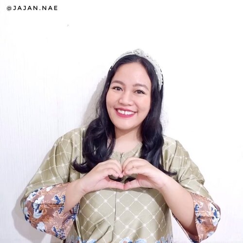 VIDEO UNTUK MAMAKU 😍💕.Halo teman2 cantik, SELAMAT HARI IBU 😊 Video ini kupersembahkan buat mama aku dan kalian semua hehe.. Saat ini aku tinggal berjauhan dengan beliau, agak sedih sih sebenarnya pas shoot ini, walaupun gw senyum terus 😭 i dunno kenapa ini kaya nyengir padahal sesak hatiku 😢.Kenal makeup dan skincare pastinya dari mama, kalau kalian gimana? Nah walaupun jauh dari mama, aku sampai tua begini masih bisa merawat diri berkat @elsheskin yang menemani aku 😄 yess aku udah mulai pakai produk anti aging selain masih pakai yang acne juga 😉.Buat kalian yang mau nyobain produk kece @elsheskin bisa pakai SQUADNAE yaah, lumayan ada diskon 10% 🌸 Kamu juga bisa menghadiahkan skincare buat mamamu tersayang!.#ElshesquadHariIbu #Elshesquad#Elsheskin #ESQ2 .#bloggerpekanbaru #pkubeautyblogger #reviewskincare  #skinlovers #beautybloggerpekanbaru #skincarelovers #IDskincarecommunity #clozetteID #BloggerPerempuan #charisceleb #skincareroutine #acnetreatment #facialwash