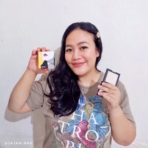 Aku pakai highlighter apa nih? Tonton videonya ya gengs hihi 😄.Pastt kalau kamu mau tau aku beli di mana, bakal aku kasih tau. Ada diskon khusus lho dari aku, buruan langsung kepoin dan belanja di tokonya yaah! 🎉 Btw aku pakai varian no 01 Milkyway 😍.Glam Up Illuminating Highlighter Compact Powderhttps://hicharis.net/jajan-nae/Jtr#selfbeauty #GlamUpIlluminatingHighlighterCompactPowder #highlighter #galaxylook  #CHARIS #hicharis@hicharis_official @charis_celeb...#bloggerpekanbaru #pkubeautyblogger #reviewskincare #skinlovers #beautybloggerpekanbaru #skincarelovers #IDskincarecommunity #clozetteID #BloggerPerempuan #charisceleb #highlighter #makeupshop #highlighterreview #makeuppku #beautyinfluencer