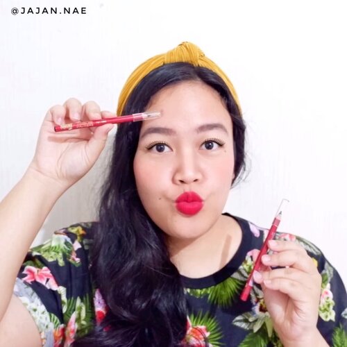 😍 Hari Alis Fanbo 2020 😁Halo cantik, ikutan yuks challenge ini! Aku mau tag temanku deh @cicaajoli @d.athrikasih buat ikutan juga hihi...Gimana tutorial ala-ala aku memakai eyebrow? Btw @fanbocosmetics eyebrow ini ada 2 warna, hitam dan coklat. Kalau yang kupakai ini yang warna hitam. Teksturnya enak lho gengs, empuk dan mudah diblend. Gampang diatur gitu pas warnanya keluar, gak terlalu tipis atau terlalu lembek sehingga over bold 😉.Kalau kamu mau ikutan, caranya gampang bangets. Ini dia rules mengikuti 'Hari Alis Fanbo 2020' 🎉1. Follow IG @fanbocosmetics & @fanbo.my @pkubeautyblogger2. Upload video tutorial membuat alis dengan produk Fanbo Fantastic Eyebrow Pencil3. Tulis caption alasan kamu menyukai produk Fanbo Fantastic Eyebrow Pencil4. Jangan lupa ajak teman kamu untuk ikut meramaikan 'Hari Alis Fanbo' 5. Tag IG @fanbocosmetic @pkubeautyblogger dan 2 IG teman kamu6. Sertakan 4 hastag wajib #fanbocosmetics #harialisfanbo #harialisfanbo2020 #pkubbxfanbo.*Periode 26 Februari – 11 Maret 2020**Pengumuman 18 Maret 2020 pukul 13:00 WIB**Ada 50 MYSTERY BOX untuk kamu yang beruntung!*...#bloggerpekanbaru #pkubeautyblogger #reviewmakeup  #eyebrowtutorial #beautybloggerpekanbaru #clozetteID #BloggerPerempuan #charisceleb