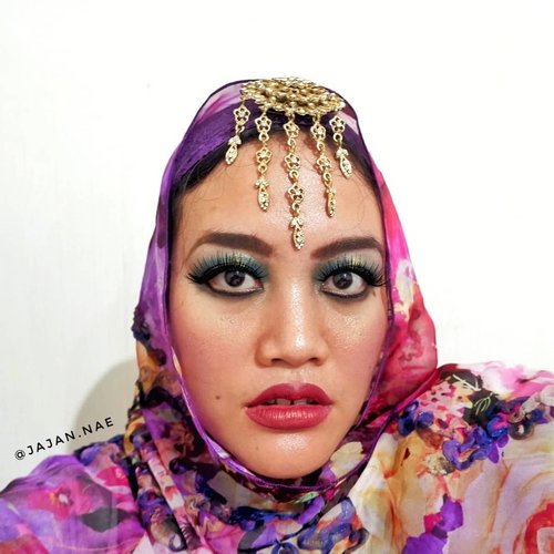 Princess Jasmine mengucapkan selamat menjalankan ibadah di bulan Ramadan 😁.Hussshh gaboleh misuh dulu, sebentar lagi mau bulan puasa 😆 Jadiii ini adalah makeup collab bareng @pkubeautyblogger dengan tema kecantikan duniawi... Eh maksudnya Arabian Night 🎉.Semoga kalian suka dan terinspirasi menghias jidat jenong dengan emas 1kg 😘.....#pkubeautyblogger #beautybloggerpku #bloggerpekanbaru #makeupindonesia #makeuppku #makeuppekanbaru #makeupriau #makeupreview #clozetteid #arabiannights #arabianmakeup #1001nights #makeupcollab