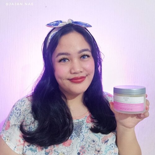 Waah fresh dan harum banget nih rambut aku, pas banget cuacanya cerah jadi nyaman nih kepala 😁 Aku baru dikirimin sama sahabat aku @lely.strauspalia produk dari @jafracosmetics yaitu JAFRA Scalp Massage and Hair Treatment

Produk ini merupakan salah satu produk spa terbaik dari JAFRA yang menggabungkan unsur aromaterapi dan krim spesial untuk memanjakan kulit kepala dan rambut.

Krim perawatan rambut ini mengandung pelembab Shea Butter, vitamin, dan protein gandum untuk merevitalisasi kondisi kulit kepala dan rambut. Serasa hair spa di rumah nih 💖

Nah pas mandi kita langsung shampooan dulu dan bilas sampai bersih tapi gak usah dikeringkan. Langsung aplikasi produk ini di kulit kepala dan rambut. Kalau udah bisa ditunggu sambil sikat gigi, cuci muka dan, mandi. Setelah itu baru deh dibilas krim rambutnya sampai bersih. 

Kulit kepala terasa adem dan rambut lembut, aromanya juga sukaaa haruuum 💐

JAFRA Scalp Massage and Hair Treatment memberikan sensasi yang menyegarkan sekaligus memberi manfaat aroma terapi yang menenangkan.

Sangat cocok bagi yang memiliki rambut lembab dan sering tertutup, team berhijab mana? 😊 

Yuks kalian pakai juga! Banyak produk @jafra_id lainnya yang bisa kalian cobain. Langsung aja kontak ke kak @lely.strauspalia buat pemesanan atau daftar anggota JAFRA ❣️

#pkubeautyblogger #haircare #hairspa #inspirasicantik #tipskecantikan #skincareroutines #jbbinsider #startwithsbn #clozetteid