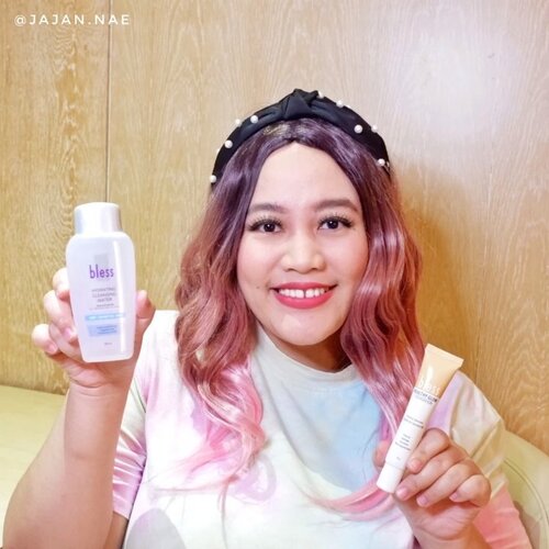 Hai cantik, kali ini aku mau cobain make up yang  yang harganya terjangkau tapi kualitas bintang lima dari @bless.cosmetics 😍 💜 Healthy Glow Foundation shade Nude BeigeFoundation sehat dengan ingredients skincare mengandung pelembab NMF-like moisturizer, dan Physical Suncreen. Packagingnya light, tube, travel friendly. Teksturnya creamy dan ringan.Harganya under Rp100K saja! Aman untuk kulit sensitif karena No Fragrance dan No Alcohol 😄 Hasil akhirnya wajah jadi terlihat glowing, suka deh!💜 Acne Face Powder shade NaturalSesuai namanya, bedak ini aman untuk kulit berjerawat.Packagingnya seperti face powder pada umumnya, bulat dengan sponge busa tipis, ada bagian filter juga supaya ga terlalu banyak ngetapnya. Teksturnya agak besar butirannya, mengandung physical sunscreen dan Anti Bacteria. Kalian bisa lihat di video aku kalau Bless Acne Face Powder mampu menahan minyak berlebih hingga 6 jam dan non-comedogenic. 💜 Hydrating Cleansing WaterProduk ini aman untuk kulit sensitif karena No Fragrance dan No Alcohol.Aku suka banget sama ini, soalnya bisa buat hapus make up mata dan bibir sekalian. Kandungaannya ada Pro Vitamin B5, No Soap, No Fragrance, No Alcohol, No Oil, jadi aman untuk semua jenis kulit termasuk sensitive. Ini juga berfungsi jadi toner, karena melembabkan. Bikin kulit lembab tapi ga minyakan, ada natural glownya juga. Murah banget nih Micellar Water + Toner cuma Rp50ribu!Menurut klaim ga perlu dibilas, jadi kalau lagi di perjalanan praktis.Tapi kalau sehari-hari aku sih tetap bilas, karena double cleansing is a must untuk meminimalisir resiko tumbuh jerawat.Aku suka deh sama semua produk dari Bless karena memenuhi kebutuhan kulit berjerawat dan sensitive dengan harga yang terjangkau. Ketiga produk ini lagi promo lho di Official Store Bless Cosmetics di @shopee_id lho ✨@bless.cosmetics @beautyhousesquad @beautyfeat.id #BlessCosmetics #BHSxBlessCosmetics #beautyhousesquad #BFIxBlessCosmetics#startwithsbn #clozetteid