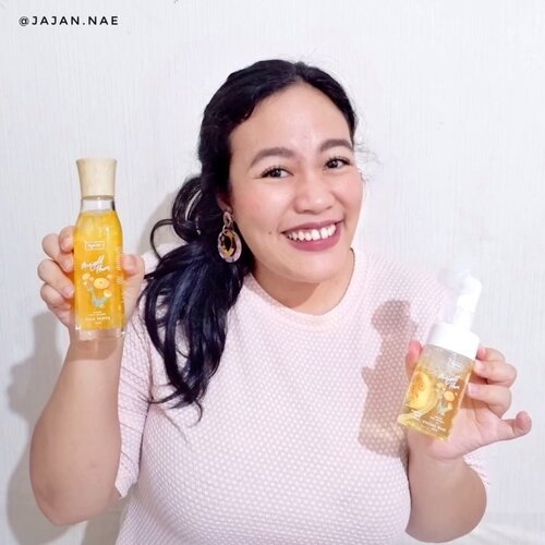 Halo cantik (dan ganteng 😎), aku mau ngasitau kabar gembira kalau ada produk baru @npureofficial yaitu NPURE MARIGOLD FLOWER SERIES 🎉.Claim dari varian ini adalah Brighten, Moist, & Anti Aging.Jadi Marigold ini adalah Calendula nya indonesia yang mengandung Karotenoid yang intinya kaya antioksidan dan bagus untuk anti aging..Produk Npure ini semuanya FREE from :- PARABEN- SLS (SODIUM LAURYL SULFATE)- MINERAL OIL- ALCOHOL.1. Deep Cleansing Foaming Face Wash 100 mlTeksturnya cair dan ada busanya setelah di-pump, packagingnya bening gitu. Di bagian atasnya ada brush yang bisa kalian gunakan sebagai physical exfo gengs. Jadi brush direkomendasi dipakai seminggu 2 x aja!Formulanya mild even for sensitive skin, bisa untuk semua jenis kulit ya jadinya..2. Marigold Anti Aging Face Toner 100 mlPackaging keren banget,  tutupnya kaya kayu gitu, botolnya gelas transparan that you can see the marigold petals swimming around inside 🌻Teksturnya cair gak lengket, jadi mudah meresap di kulit. Hydrating dan refreshing dengan sedikit aroma bunga.Ingredients :Niacinamide, Aloe Barbandensis Extract, Marigold Flowers, Calendula FE, Alantoin, Collagen, etc.3. MARIGOLD ANTI AGING SERUM 15 mlSerum ini kental,  sedikit lengket tapi cepat meresap kok. Enaknya bisa ngeset makeup jadi gak geser hehe. Serum ini bikin kulit terasa glowing dan kenyal hihi. Kece banget deh bunga marigold ini (calendulanya Indonesia) 💕Ingredients:Marigold, Laminaria Digitata Algae Extract, Gold, Hyaluronic Acid, Collagen, Niacinamide, etc.Buat kalian yang suka produk Npure dan pengen belanja,  bisa pakai code NAEPUREBESTIE dan dapatkan diskon 10% hehe mantep banget kan! Oh ya, karena Marigold series masih baru, belum termasuk promo ya hihi..#npure #npureofficial #purebestie #lovelocalbrand #marigold ...#bloggerpekanbaru #pkubeautyblogger #reviewskincare #skinlovers #beautybloggerpekanbaru #skincarelovers #IDskincarecommunity #clozetteID #BloggerPerempuan #charisceleb #skincareroutine #antiagingskincare