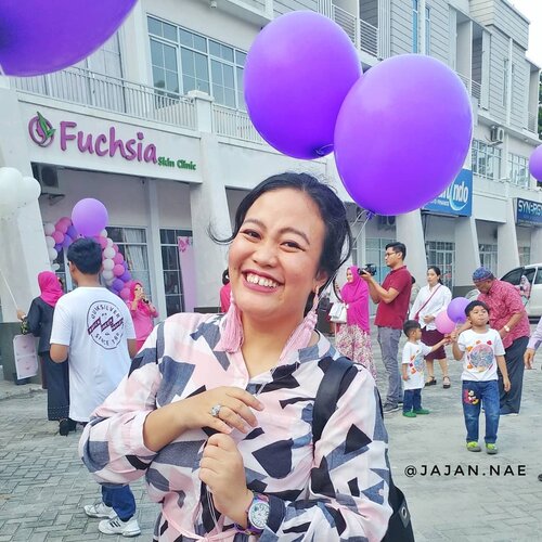 Halooo, kali ini gw beri foto senyum lebar ala gadis peps*dent 😂 Makasih buat @khodijaharianimuchtar yang tiba2 manggil aku dan difoto 💕 Love banget hasilnya pake balon ala2 gitu wkwkw...Anyway, happy birthday buat @fuchsia_skin_clinic yang ke-2, sukses selalu. Alhamdulillah dapat doorprize "Meso Acne" 🎉 Nanti gw bakal cerita yaa proses dan hasil perawatannya bagaimana 😆.....@pkubeautyblogger#pkubeautyblogger #beautybloggerpku #makeupindonesia #makeuppku #makeuppekanbaru #makeupriau #infopku #infopekanbaru #pekanbaru #riau #makeupchallenge #motd #eventpku #eventpkenbaru #clozetteid