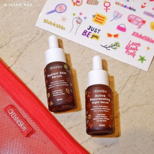 Halo cantik, kali ini aku mau review sekaligus pamer serum yang unyu ini 😍 Jadi @elsheskin release limited edition produk dia yang paling hits, yaitu:ELSHESKIN PERFECT DUO TO GLOW UP✨Bundle ini terdiri dari 2 botol serum (plus pouch+sticker!) 😄 Fungsinya mengatasi noda hitam bekas jerawat, PIH (Post Inflammatory Hyperpigmentation/bekas jerawat kehitaman), warna kulit tidak merata, hingga kerutan yang mulai muncul.Kemasannya elegan dan gemashhh, ada sticker yang kalian bisa pakai di journal. Botolnya kokoh dan pipetnya mudah untuk aplikasi produk. Yuks kita review singkat keduanya❣️🌹 Radiant Skin Serum (for day & night)Bahan aktif : Arbutin, Sodium Ascorbyl Phosphate (Vitamin C), Glutathione, Niacinamide, Grape Seed Extract, dllManfaat :- Mencerahkan kulit wajah- Memudarkan noda hitam bekas jerawat (PIH)Notes: Kalian memakai ini jangan saat berjerawat ya, tunggu sampai acnenya kering dulu 😊 Serum ini bisa dipakai di pagi hari sebelum beraktivitas, malamnya baru pakai active rejuvenating night serum! Setelah aku rutin pakai (hampir) setiap hari, wajah terasa lebih cerah. Tapi aku stop pakai dulu pas ada jerawat.🌹 Active Rejuvenating Night Serum (for night)Bahan aktif dan manfaat :- Mengandung 1% Encapsulated Retinol dan Multi- Peptide Complex yang mampu meregenerasi dan merawat kulit yang bermasalah.- Kandungan Aktif Niacinamide, Licorice Extract, Hyaluronic Acid, dan Gluconoactone membantu mengembalikan fungsi optimal skin barrier, meregenerasi kulit dengan lembut, serta memberikan hidrasi yang diperlukan.Notes: Ingat, pakai ini malam hari saja yah. Selain itu, setiap orang memiliki ketahanan terhadap retinol masing-masing, jadi jangan pakai setiap hari kecuali memang kulitnya kuat. Kalau aku pribadi seminggu 2 kali, mungkin intensitasnya nanti bakal kunaikin lagi 😄@elsheskin #PerfectDuoToGlowUp#elsheskin #startwithsbn #clozetteid