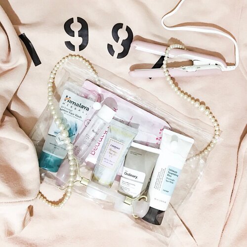 My first #transparentbag attempt featured skincare I bring along during travel✨✨ ofc, tube packaging is a win-win🙌🏻
〰️
🍭#himalayaherbals oil control lemon face wash - I encountered this facewash because I forgot to bring my cosrx low ph good morning to my hometown. I grab this after I read in Reddit that it’s gel cleanser, non stripping and low pH! it’s easier to get than cosrx here
.
🍭#huxley secret of sahara extract it toner- at first, the fragrance is overwhelming. every time I use this, the smell is occupying my whole room. but over time, Huxley smell grows on me
.
🍭#theordinary natural moisturizing factor+ HA - it has thick consistency that has matte finish on your face. It’s the only moisturizer in tube packaging on my stash
.
🍭#canmake mermaid skin gel UV (DC)- it has kind of wet finish but it dries fast. It’s hydrating and doesn’t feel greasy
.
🍭#cosrx ultimate nourishing rice overnight spa mask - perfect hydration boost to give a healthy glow when you don’t have much time to sleep during short trip
.
🍭rohto mentholatum beauty mask - sheet masking on plane is a thing! .
.
〰️
during travel, I prefer to keep my skin well hydrate by sticking to hydrating and moisturizing products. So, I don’t bring serum nor acids. What about you? Do you bring bottles on trip?
.
.
.
.
#skincarecommunity #abcommunity #skincareaddict #skincarejunkie #abskincare #abbeatthealgorithm #rasianbeauty #asianskincare #skincareroutine #clearbag #clozetteid #skincare