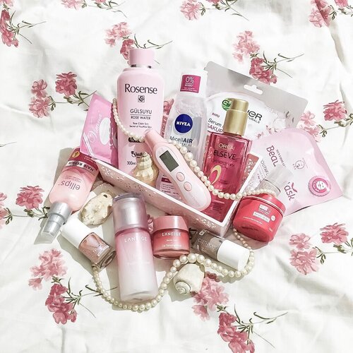 happy #PinkWednesday 💖 like my feed doesn’t enough yet with pink! why not? 😁 .
.
A skin analyzer device surely is handy to track my skin moisture-oil balance because winter is coming🍁 (not here in tropical country ofc😅) but the high humidity makes us prone to dehydration. Here I thought my skin was well hydrate yet look at the value😩
〰️
.
(opened)
💖#rosense gulsuyu rose water
💖#nivea micellAIR micellar water for dry/sensitive skin
💖#laneige special care lip sleeping mask
💖#hadalabo perfect 3D gel
💖#lorealparis elseve extraordinary oil eclate imperial
💖#ellips milkshake conditioner leave-on
.
(unopened)
💖 #laneige clear c peeling serum
💖#vienna relaxing sleeping face mask
💖#garnier serum mask sakura white
💖#rohto mentholatun beauty mask youthful looking
.
〰️
Anyway, I plan to make a separate post/story to introduce my new skin analyzer, stay tune😘
.
.
.
.
.
#skincarecommunity #abcommunity #skincareaddict #skincarejunkie #abskincare #abbeatthealgorithm #rasianbeauty #asianskincare #skincareroutine #clozetteid #skincare