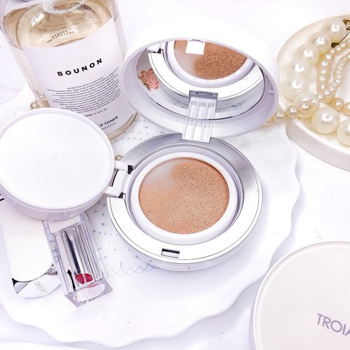 #Troiareuke is originally an aesthetic skincare brand. it provides personalized prescription skincare products, also makeup including A+ and H+ Healing Cushion. I'm really excited to try it since it was @joankeem and @edweird0 2018 make up favorite.⁣
⁣
Contains titanium diozide, zinc oxide and octinoxate for UV protection, niacinamide and adenosine for anti aging and centella asiatica extract to soothe sensitive skin. ⁣
⁣
#H+ provides long lasting moisture for dry-aging skin, while #A+ claims to provide perfect coverage, oil control and matte finish.⁣
⁣
➕minimalist, clean design⁣
➕average thick, not too bulky and sturdy case⁣
➕light enough to carry around ⁣
➕standard size puff, rounded shape, come with refill ⁣
➕There is a little to no different wearing A+ and H+, both dries down to satin finish, A+ becomes matte (but not dead matte) through the day⁣
➕Excellent oil control⁣ ➕doesn't look patchy as it wears down.⁣
➕can be worn with or without powder⁣
➕it looks quite light on me at first but it dries down with oxidation⁣
➕brightening and pore blurring effect⁣
➕longevity up to 6hrs⁣
⁣
➖Only available in two shades: C21 (pink undertone) and C23. I'm around NW15-20 in mac⁣
➖low coverage, doesn't cover blemish how much I build it up⁣
➖the puff absorbs too much product⁣
➖refill is not available⁣
➖the lid to place the puff on feels loose⁣
⁣
I'm not surprise that it becomes Joan and Edward's fave! It’s pretty light and natural looking to use everyday, my friends keep commenting on how good my skin is while wearing it. 
The puff is kinda disappointing and the names A+ H+ are too confusing😅 Both aren’t too different on skin, so just choose one I guess! I’d be great if only the shades were more diverse. What's your favorite cushion?⁣
〰️⁣
🛒You can buy TROIAREUKE CUSHION at my Charis Shop⁣
https://hicharis.net/kamu_skincare/gyv (link in bio)⁣
⁣
⁣
⁣
⬇️BAHASA INDONESIA⬇️⁣
#CUSHION #OILY #DRY #SKIN @hicharis_official @charis_celeb #makeupcommunity #makeupaddicts #beautycommunity #makeupjunkies #makeup #beautyproducts #beautyroutine #skincareblogger #makeupreview #beautybloggerindonesia #clozetteid #abcommunity #makeuproutine #instaskincare *PR/gifted