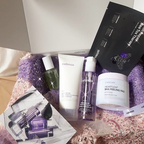 "Cosmetics do not make make miracles. But we will give you an honest promise for better skin" - Celimax~~So happy! I have been eyeing Celimax products with their white purple packaging. Also thumbs up for the exclusive packaging, its so pretty and clean (up on my stories). Jadi sebelumnya aku udah wishlist banget pengen nyoba brand ini, akhirnya kesampean jg 🖤~~This year Celimax had won Beauty Awards from Allure Magazine Korea. Celimax is a beauty brand founded on a principle of honesty. They strive to make an efficacious cosmetics that deliver on what they promise to do on skin.Here are the products that I got:🖤 Derma Nature Fresh Blackhead Jojoba Cleansing Oil🖤Derma Nature Relief Madecica pH Balancing Foam Cleansing🖤The Real Noni Energy Ampoule🖤Jiwoogae Heartleaf BHA Peeling Pad🖤Skin Repair Bee Tox Therapy~~Stay tuned for the update and review. Thank you so much @celimax.global for this generous package 🖤......#clozetteid #soconetwork