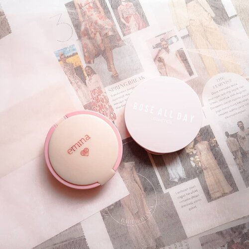 #PinkMonday💖💖Dua compact powder yang cocok untuk skintone ku. Kalau dari segi harga memang lebih murah Emina, packaging lebih berat Emina. Rose All Day aku suka packagingnya yang cantik dan warna pink pastel. Dua-duanya juga dilengkapi pembatas buat puffnya. Coverage mereka masih medium, tidak bisa full menutupi PIH, tetapi untuk kesan natural flawless memang dapat dan kelihatan lebih fresh juga. Warna Emina emang sedikit lebih gelap dari Rose All Day, ohya Emina ini shade Latte 04 dan RAD shade Tan 03.......#clozetteid #soconetwork