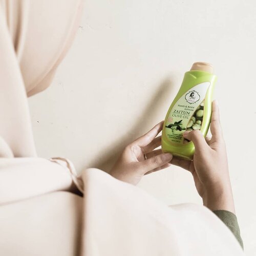 𝑩𝒐𝒅𝒚 𝑪𝒂𝒓𝒆 𝑹𝒐𝒖𝒕𝒊𝒏𝒆Salah satu body care series dari Purbasari yang harus banget dicoba yaitu Zaitun Series. Ada dua produk yang sudah aku coba, Hand & Body Lotion serta Zaitun Soap.Purbasari Hand and Body Lotion Zaitun diperkaya dengan Olive oil dan Vitamin E. Lotion ini dapat merawat kulit kering dan kasar serta membantu melindungi kulit dari sinar matahari.Purbasari Sabun Zaitun mengandung ekstrak Bengkoang alami yang membantu mencerahkan kulit serta Olive oil untuk melembkan kulit.Dua produk ini cocok untuk melembabkan dan menyehatkan kulit yang kering. Wanginya juga tahan lama seharian. Ada satu lagi nih manfaatnya, klik link di bio ya untuk tahu.#PurbasariIndonesia#PurbasariZaitunSeries#PurbasariCare#MoistWithZaitun