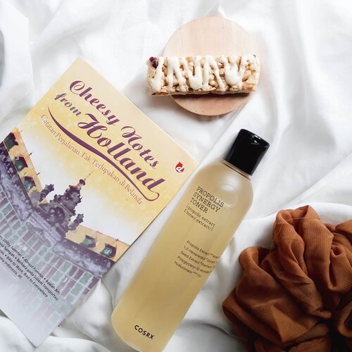 Karena toner Olivarrier mengandungEURO-NApre maka aku singkirkan dulu 😆 sekarang untuk hydrating toner lagi pakai si @cosrx propolis toner 🍯💛😻 dan @hadalaboid gokujyun lotion.Sudah coba propolis toner ini?..........#clozetteid #soconetwork