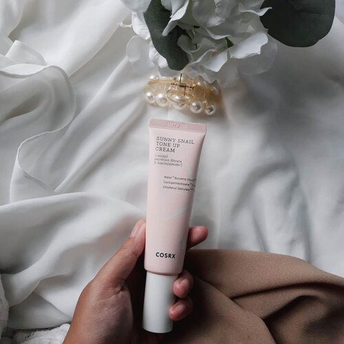 #ProductIregretbuying 😌••Aku sudah review ini sih di blog.Dari segi packaging suka banget, pake pump dan warna pink pastel gini. Tekstur juga mudah diratain. Sejujurnya aku bukan penggemar tone up cream karena biasanya bakal bikin wajahku terlihat abu-abu. Tapi pernah coba punya Ponds, dia masih masuk lah ke skintone aku.Nah, ternyata benar punya cosrx ini enggak cocok di aku. Gak nyatu sama warna asli kulit, alhasil keputihan banget 😆 kalau ditimpa pakai powder yang lebih gelap juga gak bisa. Yaudah deh pakai ini cuma bisa dikit-dikit aja. Berharap dia bakal jadi produk 'skipcare' ternyata enggak bisa. Mungkin kalau yang skintonenya light bakal cocok sama ini? ••Apakah kalian tertarik untuk mencoba produk tone up dari COSRX ini?.....#clozetteid #soconetwork #cosrxsunnysnailtoneupcream