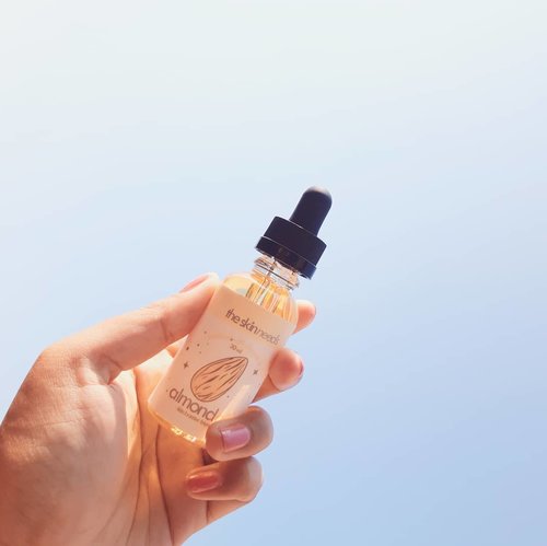 Small, mighty and oh-so-powerful! 🇮🇩
~~
Sweet almond oil is full of vitamin E, vitamin A, monosaturated fatty acids, protein, potassium, and zinc. I love the scent of this oil which is sweet and so nutty. I use this for PM routine as moisture sealer and only 2-4 drops in the palm of my hand and then apply to fhe face and neck, pat gently. I dont get breakout and my skin just love it. I also love this as post-sun care, because almond oil can protect your skin from the sun as well as reverse any damage that has happened to your skin as a result of exposure to UV rays. Because it’s packed with vitamins and nutrients, sweet almond oil is a natural skincare superpower. Say hello to hydration and a beautiful glow 🙌✨
~~
Thanks @theskinneeds for gave me a chance to try your products! ❤🙌
.
.
.
.
.
.
#soconetwork #clozetteid #skincare #sociollabloggernetwork #beautyjournal