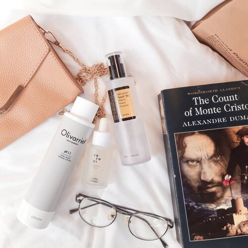 Sharing my #FriYayFaves @the__glow__girl
Happy Friday Lovelies 💌 Yeay tomorrow is weekend! Do you like to read books? I love to read books because it can take you somewhere else and you can forget everything else and any troubles you might have. My favorite is Emilie Jawa 1904 by Catherine Van Moppes. Now im reading a novel by Alexandre Dumas. And yes im short sighted 😂
.
.
These three products i have been loving to use 💞
💌 olivarrier dual most toning lotion, I'm the type that really love to use toner and always curious about other brands. My toner has run out so I bought this. This is unscented mildly acidic moisturizing toner to refresh skin barrier. Its vegan, cruelty-free, EWG verified, and 100% natural cosmetic certified by COSMOS standard. Use only a layer but my skin already feels moisture
💌 cosrx advanced snail 96 mucin power essence, omg love this so much. It gives my skin healthier and keeping smooth. I use only one pump 💕
💌 soroci calming essence, been loving this calming essence so much! Already in my 2 weeks using this and gonna write the full review tomorrow on Insta and my blog. Stay tuned!
.
.
.
.
#clozetteid #beauty #soconetwork