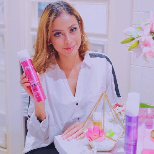 Halo girls! Siapa disini yang suka pakai Dry Shampoo? Sumpah aku telat banget buat pakai ini, karena aku ngerasa rambutku tuh freezy jd ga perlu begini2an. Tapi pas aku dateng ke eventnya @ellips_haircare, aku jadi tau klo Dry Shampoo is totally safe for freezy hair! cocok banget buat aku yang banyak aktivitas diluar yg bikin rambut lepek, bisa touch up pakai ini dan rambut ga lepek lagi terus juga jadi wangi kayak abis Shampoo-an di Salon. Buat kamu yang ingin coba juga, bisa banget beli di @guardian_id terdekat dr daerah kamu tinggal.
#hairreadytogo #EllipsXGuardian #EllipsDryShampoo #DryShampoo #clozetteid #popbella #beautynesiamember #beautynesia