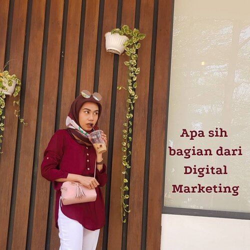 Well, banyak yang bertanya apa saja sih bagian dari DM or Digital Marketing dan banyak juga yang mengira atau tahunya itu hanya sebatas media sosial, website or blog atau kreator konten. Digital Marketing is big. Semua bagian yang disebutkan itu termasuk didalamnya akan tetapi ada banyak bagian yang tidak semua orang mengerti atau punya jabatan khusus. Contoh seperti copy writer dan content writer, tidak semua perusahan memiliki dua orang yang akan mengerjakan ini secara terpisah. Kebanyakan malah menyatukan bagian ini, padahal jelas-jelas teknik yang dibutuhkan keduanya sangat berbeda. Sama seperti dengan Digital Marketing yang tidak bisa juga dianggap di bawah bagian Marketing, Public Relation atau Corporate Communication karena sistem seperti ini tergantung dengan company masing-masing. Jadi, secara garis besar yang termasuk ke dalam Digital Marketing dibagi menjadi 2 bagian besar dan dibagi lagi dari kedua itu sesuai dengan technique, tools, media and people. a. SEO, SEM, SEAb. SMO, SMM, SMA#easternlight #digitalmarketing #digitaleducation #sem #seo #smo #clozetteid #clozette #content #marketing