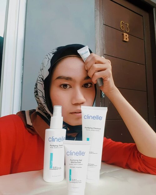 Nyari skincare bukan masalah gampang atau susah. Tapi cocok apa nggak sama wajah, apalagi jenis kulit kombinasi kaya gue gini. Repot urusannya, di samping berminyak juga normal to dry di pipi. Iya di pipi ini nih yg paling sering timbul jerawat-jerawat manis perusak mood pas ngaca 😔..If you need skincare for your skin, I recommended product by @clinelleid 🥰Yg lagi gue pakai #clinelle Purifying Series, non alcohol, fragrance, mineral oil, parapen dan segala macam kimia kurang baik untuk wajah...First step 💆‍♀️gue pakai Clinelle Purifying Cleanser, terus toner yg gue suka karena ada pumpnya, and Gel Moisturizer. But I really love the last step Clinelle Blemish Clear. Fungsinya bikin jerawat makin lama makin kecil tanpa nimbulin bekas *dgn catatan jgn dipegang2 ya, apalagi di pencet2*🙅‍♀️..#clozette #clozetteid #clinellexclozetteid #MyAcneMyJourney #MyAcneMyJourneyXClozetteid..#makeup #skincare #beautytips #tips #lookatme #makeuptransformation #beautybloggers #bloggerlife #hijab #makeupoftheday #makeuplooks #beautycare #beautybox #life #style #skincareroutine  #beautyaddict