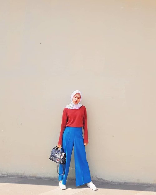 Hus hus husLelah aku mendengar kalian bicara,Berbisik seakan kalian yg paling benar.Mencela tanpa hentiMengkritik tanpa arti....#spoetri #clozetteid #fashion #style #poem #clozette #fashion #hijab #modes #blogger #style #hijabfashion #hijabdaily #life #photogram #fashionoftheday #OOTD